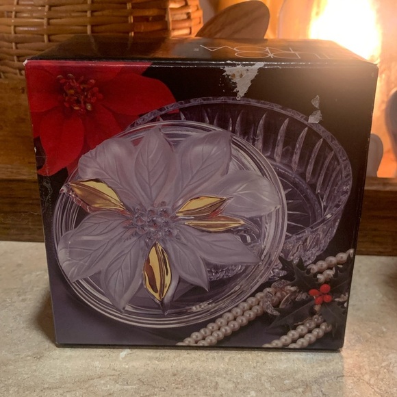 STUDIONOVA GOLDEN POINSETTIA ROUND TRINKET OR JEWELRY BOX WY228/505 - Picture 2 of 11